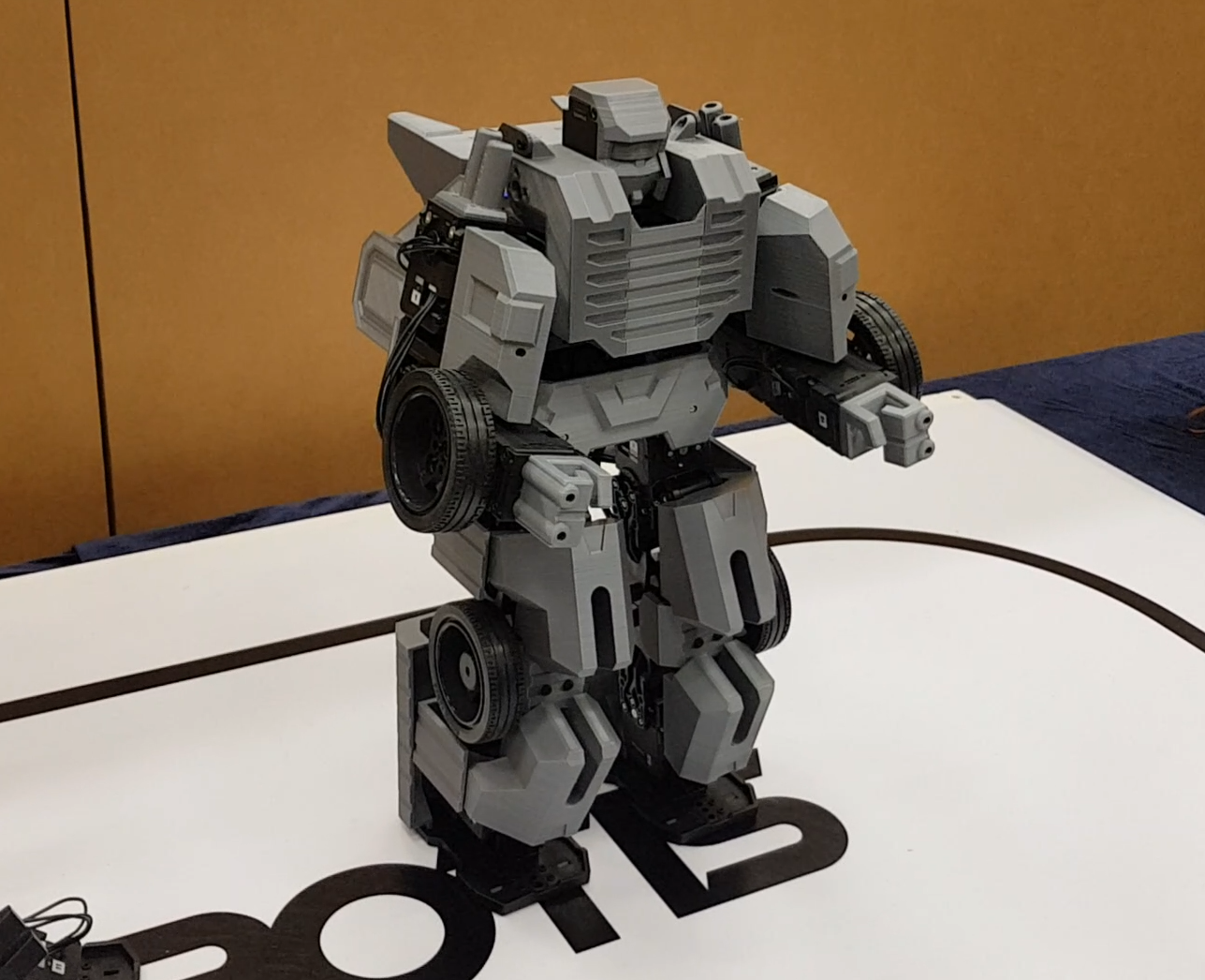 ROBOTIS Engineering Kit 1 přestavěný na transformera