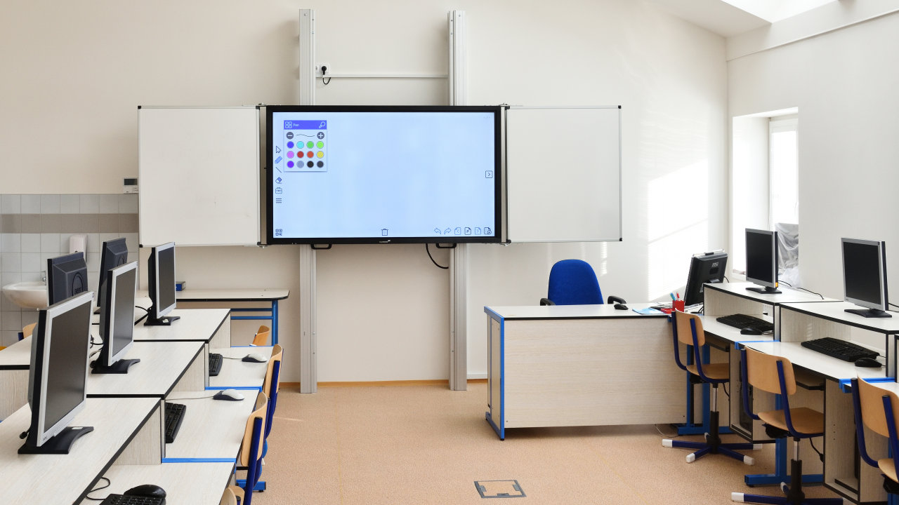 Počítačová učebna s dotykovým LCD displejem