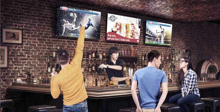 Digitální reklama na displeji v baru nebo restauraci