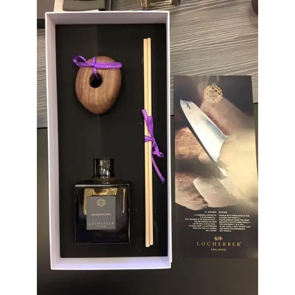 Dárková sada ručně opracovaného víčka do tvaru oblázku z ořechového dřeva a aroma difuzéru s tyčinkami s vůní AZAD KASHMERE - 250 ml