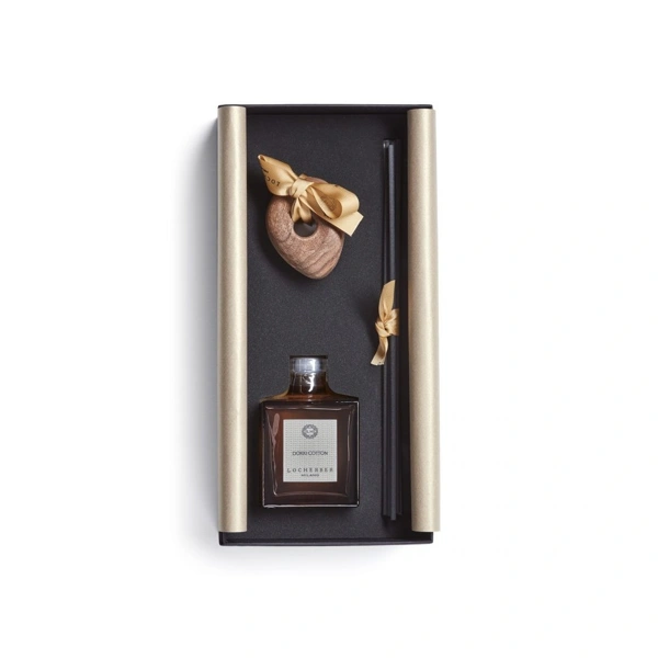 Dárková sada ručně opracovaného víčka do tvaru oblázku z ořechového dřeva a aroma difuzéru s tyčinkami s vůní DOKKI COTTON - 250 ml