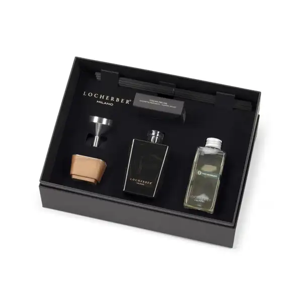 Dárková sada s vůní DOLCE ROMA XXI - flakon aroma difuzéru + náplň 250 ml + tyčinky + trychtýřek + víčko z ořechového dřeva + vonný sáček