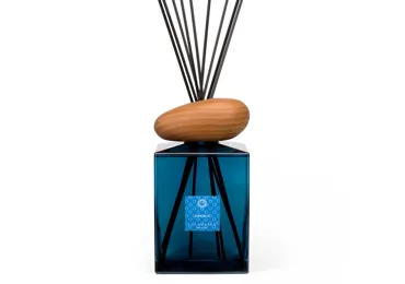 Difuzér s tyčinkami a dřevěným víčkem ve tvaru oblázku s vůní CAPRI AZUL - 5000 ml