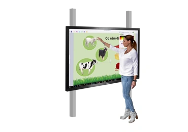 Dotykový displej 65'' na pylonech