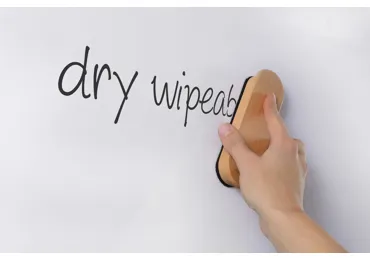 Dřevěná magnetická stěrka na bílé tabule