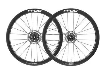 Karbonová kola RYOT44 V2 (44 mm), DT240 2:1 EXP, White, plášť - Shimano 11/12sp