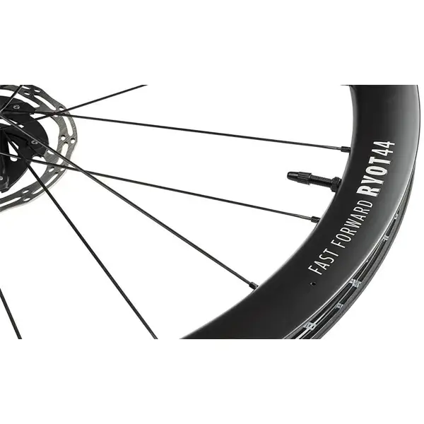 Karbonová kola RYOT44 V2 (44 mm), DT240 2:1 EXP, White, plášť - Shimano 11/12sp