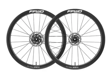 Karbonová kola RYOT44 V2 (44 mm), FFWD N/GAGE 2:1, White, plášť - SRAM XDR 12sp