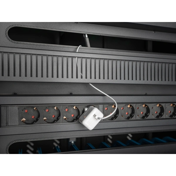 Mobilní nabíjecí skříň pro 30 notebooků s USB-C