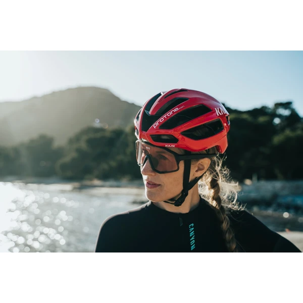 Protone Icon WG11 Red - Velikost M (52-58)